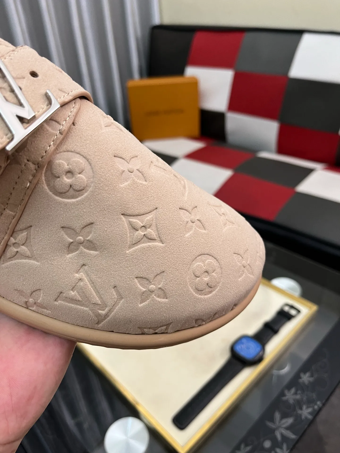 Men's shoes 💰380⌚️⌚️2025 new men's casual sandals and slippers, made of suede cow leather, with Monogram pattern to highlight the trendy style. Adjustable straps illuminated with LV letters, while a resilient insole and micro outsole provide lightweight comfort. Made of suede cow leather with embossed Monogram pattern and brand element metal hardware✅Adjustable straps➕Tough insole‼ ️Micro outsole. Comfortable and easy to wear‼ ️size: 38-446️⃣Colors available